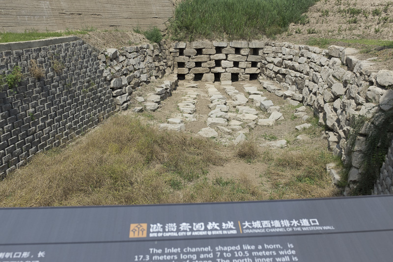 齐国故城考古遗址公园大城西墙排水道口