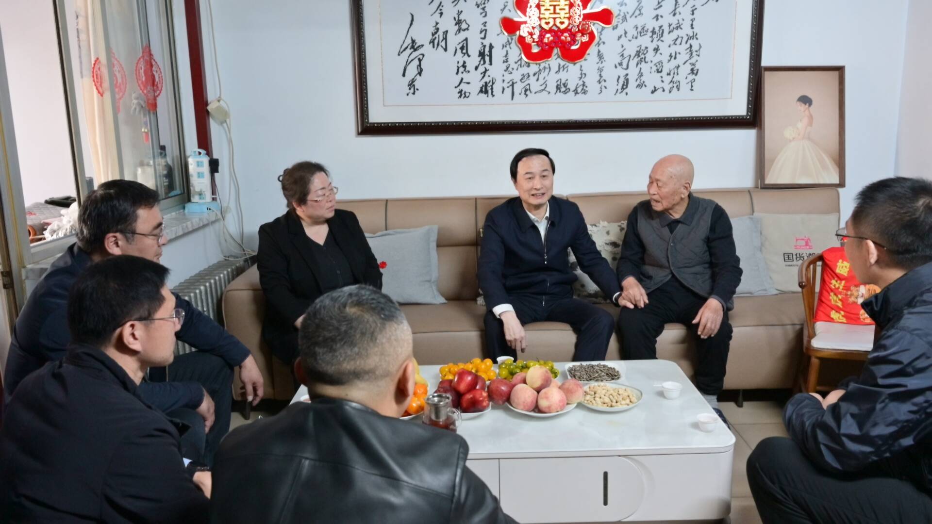 蔡华刚走访慰问百岁老人并调研养老服务工作