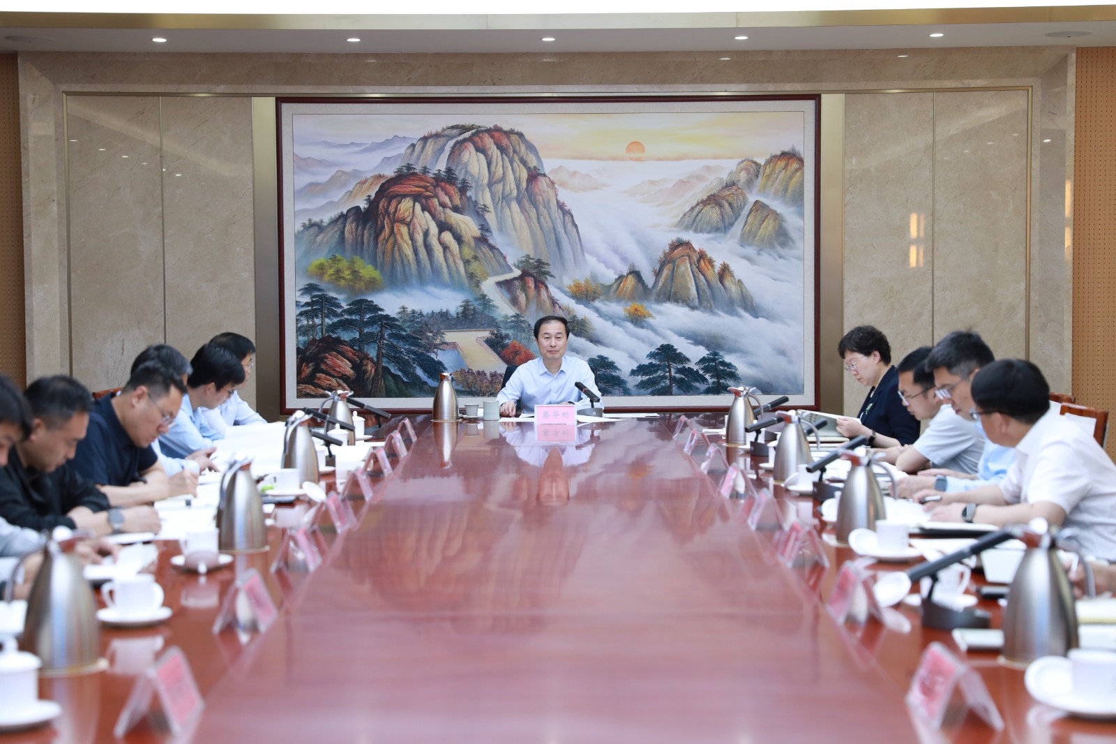 全区服务业高质量发展专题会召开
