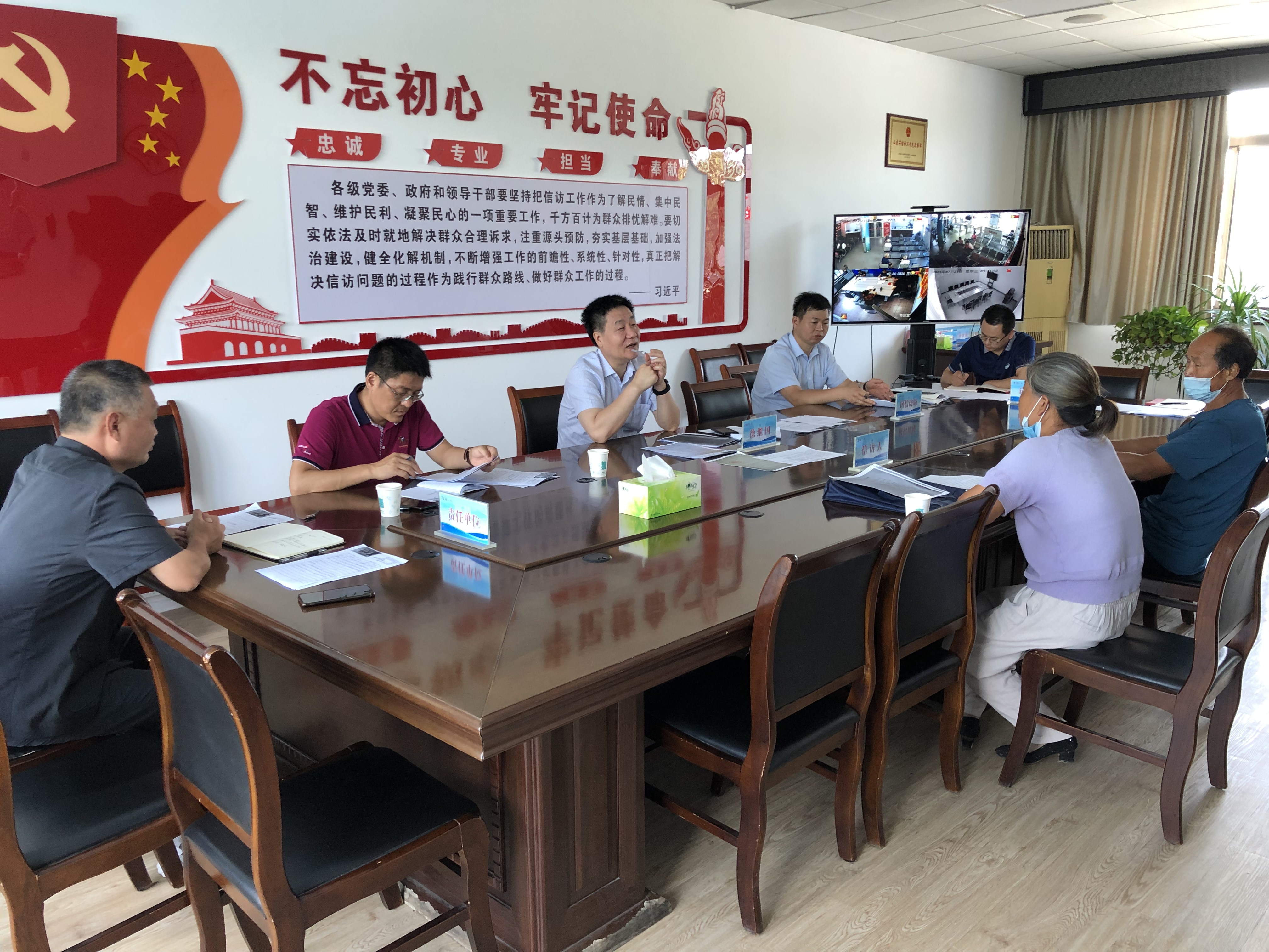 临淄区委常委,政法委书记徐继国到区人民来访接待室接待来访群众