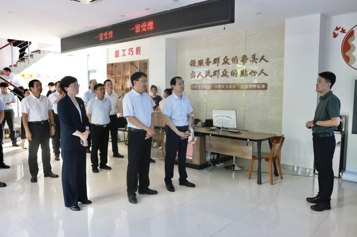 区委理论学习中心组进行2025年第9次集体学习