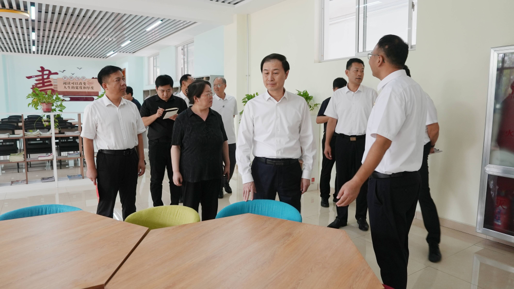 教师节前夕 区委书记蔡华刚走访慰问教职员工